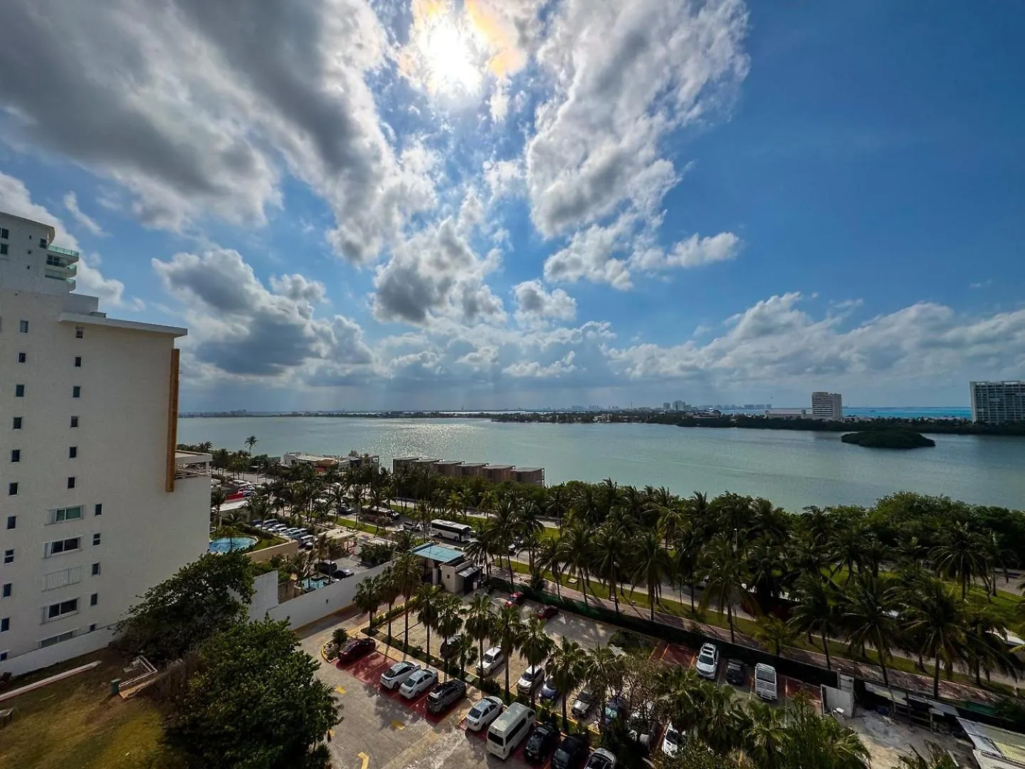 Apt With Balcony, Beach Access & Comfort, Pool Cancún