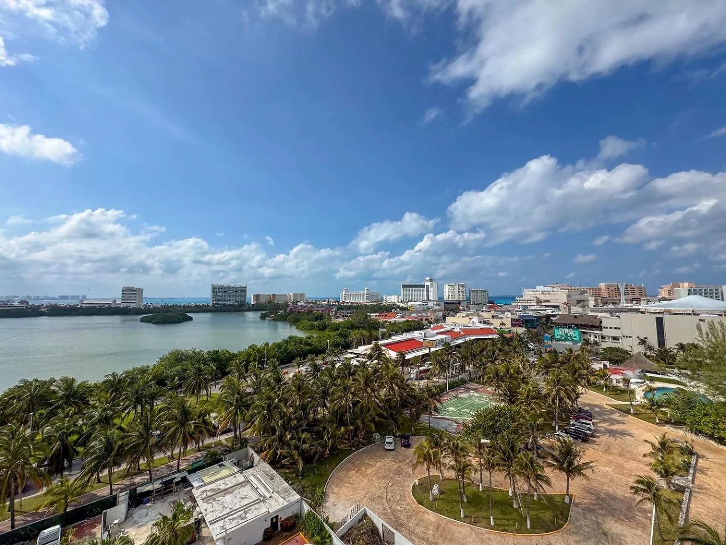 Apt With Balcony, Beach Access & Comfort, Pool Cancún
