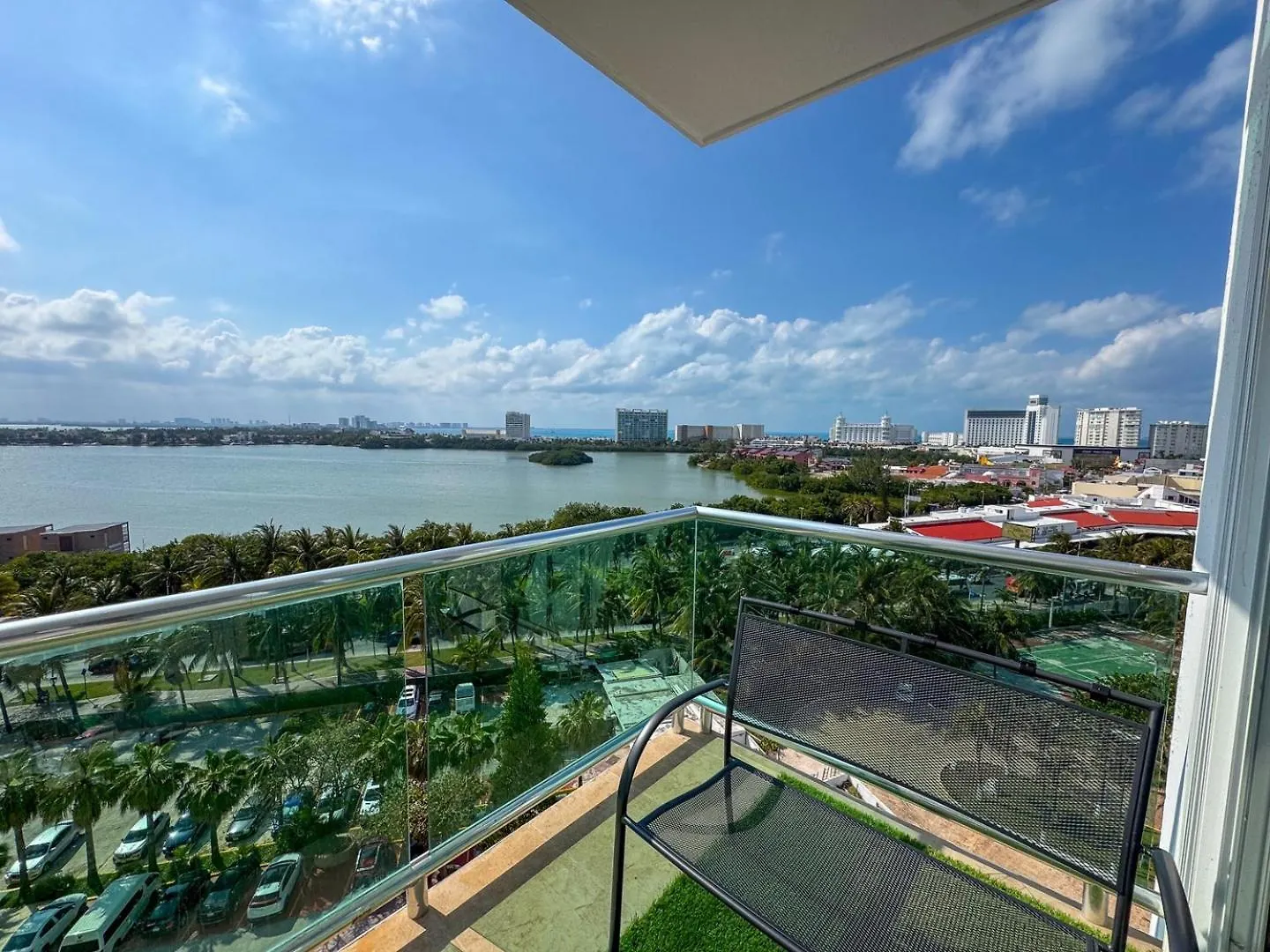 アパート Apt With Balcony, Beach Access & Comfort, Pool カンクン